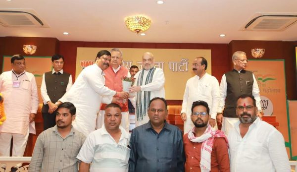 विकास मरकाम ने अमित शाह  का स्वागत किया