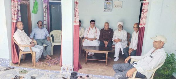 पूर्व विधायक होरा शोकाकुल परिवार  से मिलने पहुंचे