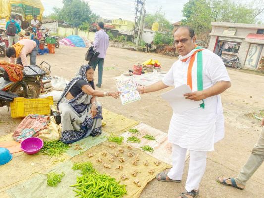 मोहन लालवानी जनसंपर्क कर सरकार की योजनाओं को आम लोगों तक पहुंचा रहे