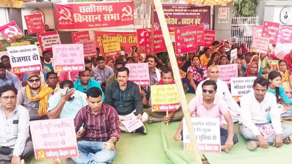 रोजगार व पुनर्वास की मांग, किसान सभा ने की कुसमुंडा मुख्यालय पर जड़ा ताला 