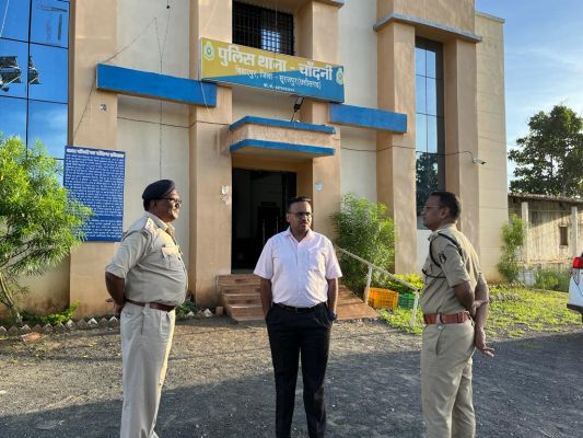 आईजी ने बलरामपुर-सूरजपुर से लगे मध्यप्रदेश की सीमा के अंतरराज्यीय चेकपोस्ट का किया निरीक्षण