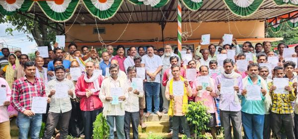विस उपाध्यक्ष संतराम ने ग्रामीणों को बांटा वन अधिकार पट्टा