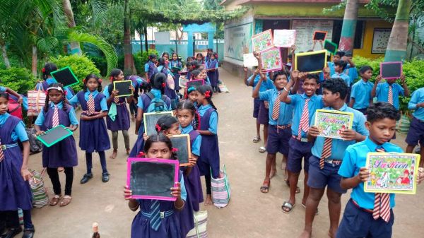 स्कूली बच्चों को स्लेट वितरित