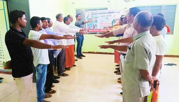 श्रम पंजीयन शिविर बगदेही में श्रमिकों को दिलाई मतदान शपथ