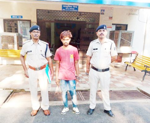 चाकू लेकर धमकाने वाला आरोपी पकड़ाया