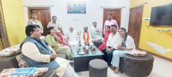 भाजपा नेता गजराज व जिला महामंत्री कविंद्र के निवास पहुंचे साव