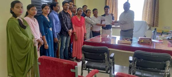 मांगों को ले कम्प्यूटर-डाटा एन्ट्री ऑपरेटर कर्मियों ने सौंपा ज्ञापन