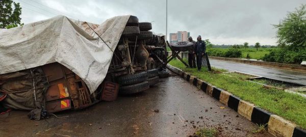 तेज रफ्तार ट्रक डिवाइडर से टकरा पलटा