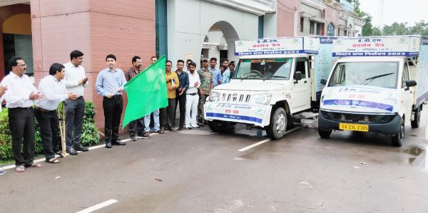 ईवीएम प्रदर्शन वैन को हरी  झंडी दिखा किया रवाना