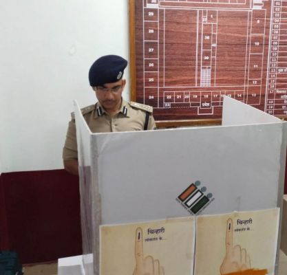 मतदाता जागरूकता शिविर में  एसपी ने दिया प्रतीकात्मक वोट