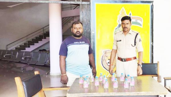 तालब किनारे शराब बिक्री, आरोपी पकड़ाया