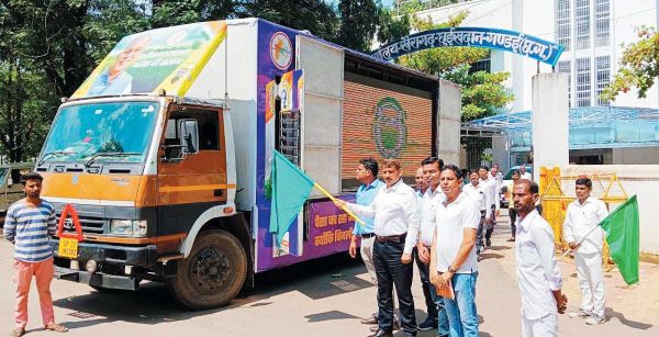 जनसंपर्क के एलईडी वैन को कलेक्टर ने किया रवाना