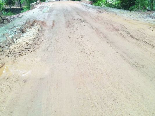 सडक़ कीचड़ में तब्दील, आवाजाही में परेशानी