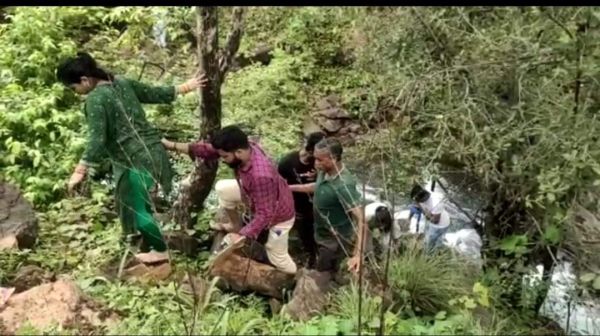 तेलंगाना व महाराष्ट्र की सीमा में फंसे कुछ यात्री पहाडिय़ों  से होकर पैदल भोपालपटनम पहुंचे, अब भी सैकड़ों फंसे