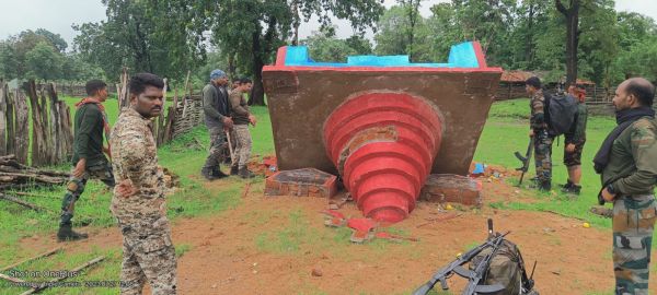 महाराष्ट्र पुलिस ने हार्डकोर नक्सली के नाम बने स्मारक को किया ध्वस्त