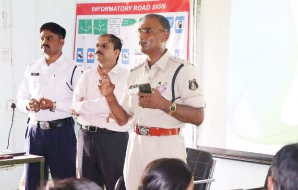 स्कूली बच्चों को दी यातायात नियमों की जानकारी