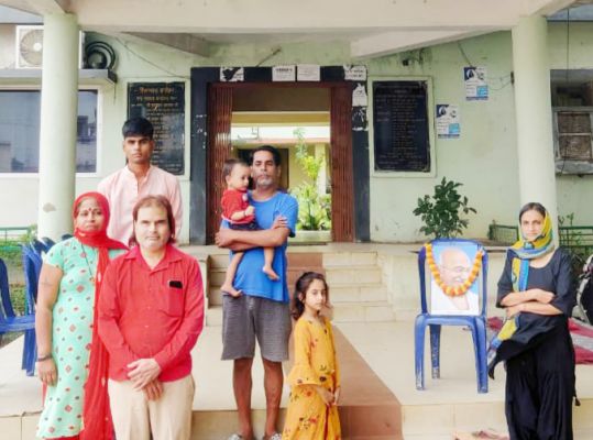 नपं दफ्तर के सामने इंसाफ़ मांगने भूख हड़ताल पर बैठा परिवार