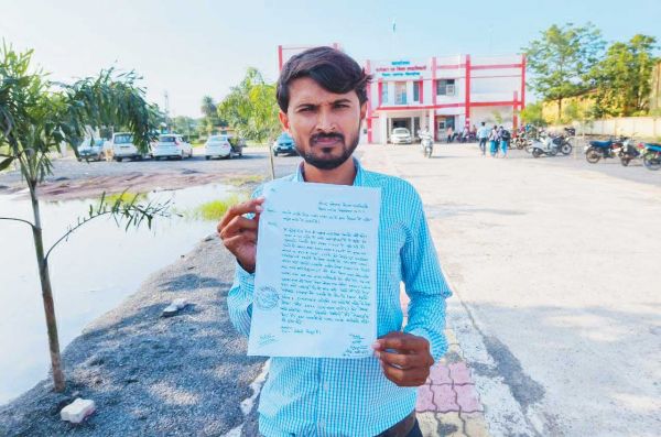 किसान से रिश्वत लेते पटवारी कैमरे में कैद, कलेक्टर से शिकायत