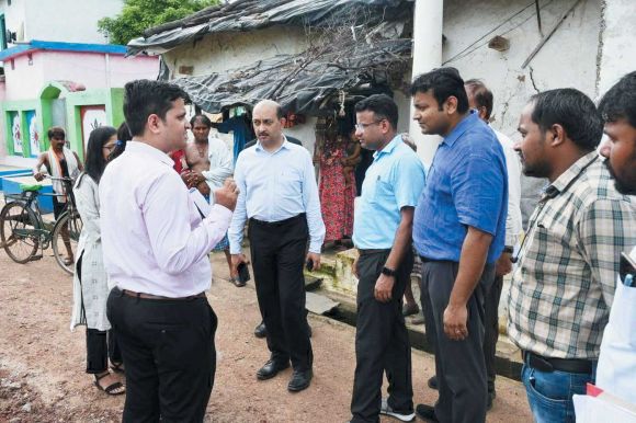 फ्लैगशिप योजनाओं की जानकारी लेने एसीएस पहुंचे गौठान