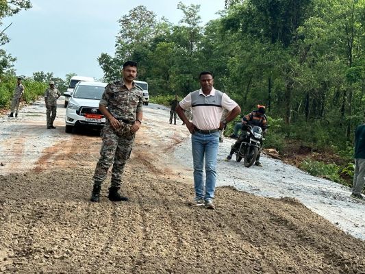 अरनपुर- जगरगुंडा सडक़: डीआईजी व एसपी ने किया निरीक्षण