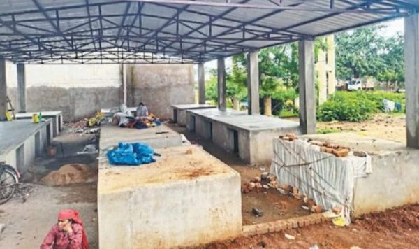 2.30 करोड़ से बाजारों में बना रहे हैं चबूतरा और शेड, तीन साल में एक का भी आवंटन नहीं 