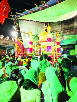 ताजिये के साथ मोहर्रम पर अखाड़े का प्रदर्शन