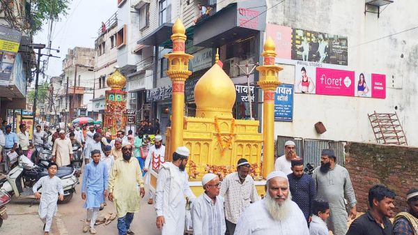 मोहर्रम पर निकाला जुलूस, मन्नतें मांगी