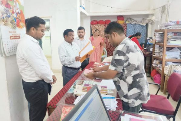 संभागायुक्त कावरे ने डोंगरगढ़ के कार्यालयों में दी दबिश, गैरहाजिर कर्मचारियों को नोटिस