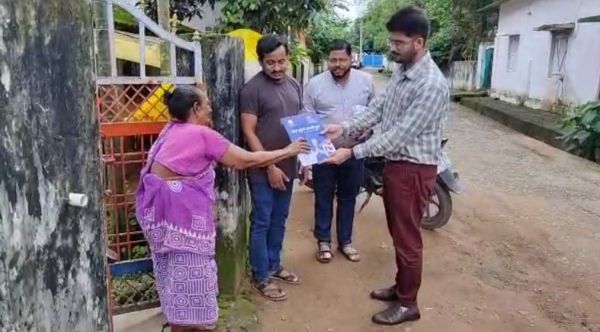 कलेक्टर ने मितान बन बागची परिवार को दिया राशन कार्ड