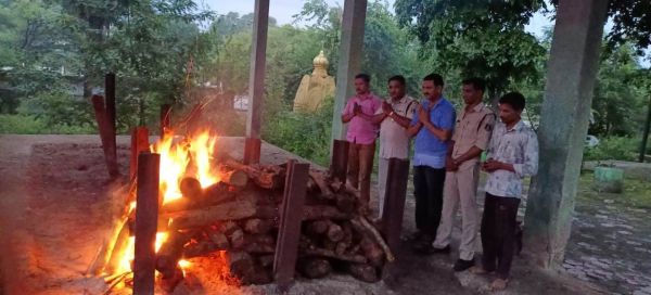 अपनों ने कांधा देने से इंकार किया तो पुलिस ने दिखाई मानवता