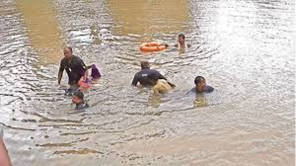 पुल नहीं, जान जोखिम में डालकर रोज नाला पार कर काम पर जाते हैं मजदूर 