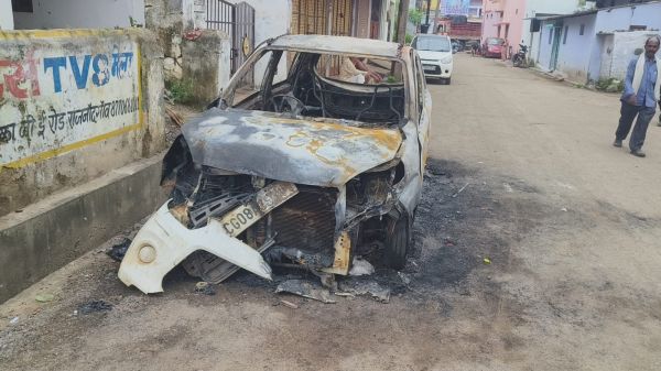 सड़क किनारे खड़ी कार जलकर खाक