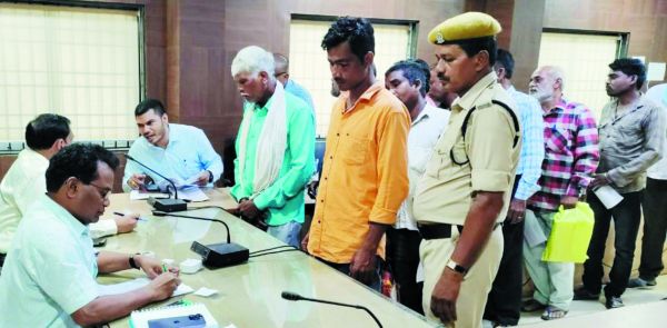 पानी निकासी का रास्ता बंद होने से घर में भर रहा पानी