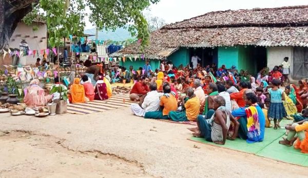 बारिश न होने पर देवताओं को प्रसन्न करने में जुटे ग्रामीण