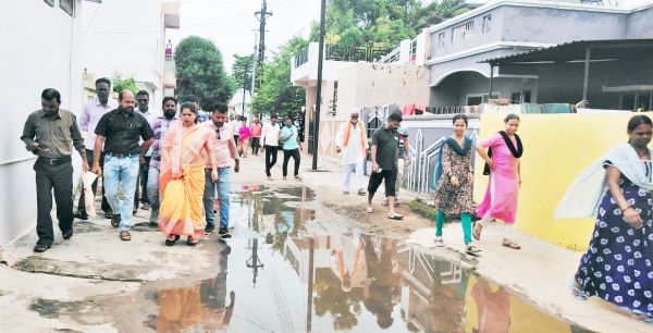वार्डवासियों संग बस्ती में जाकर विधायक  ने स्थितियों का लिया जायजा