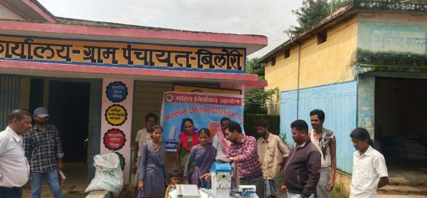 मतदाता जागरूकता शिविर, ग्रामीण और विद्यार्थियों ने दिया प्रतीकात्मक वोट