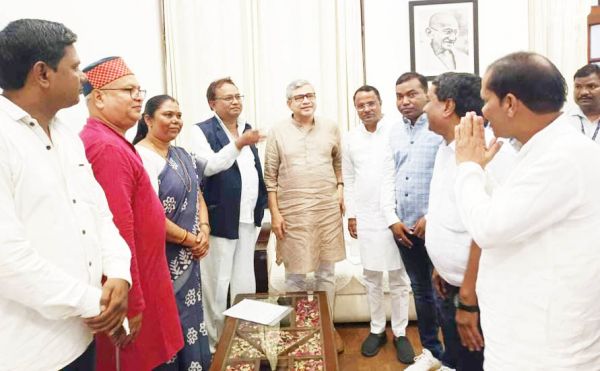 सारंगढ़ के पदाधिकारियों संग सांसद द्वय ने रेल मंत्री से की मुलाकात