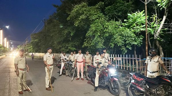 पुलिस ने की शहर में चेकिंग व जांच