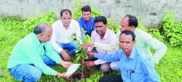 स्कूलों में जुलाई को यादगार बनाने रोपे गए पौधे