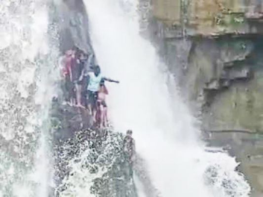 सिद्धखोल जलप्रपात में ऊंचाई से कूदकर वीडियो बनवा रहे हैं युवक