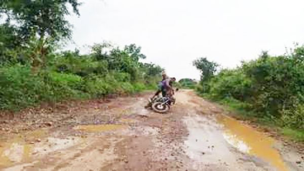 ओवरलोड गाडिय़ों से सडक़ें बदहाल, कई आंदोलन हुए, पर कार्रवाई नहीं