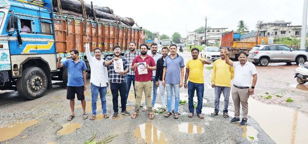 एनएच 30 केशकाल घाट से बेड़मा तक सडक़ जर्जर, गड्ढे ही गड्ढे 