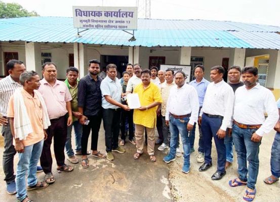 मांगों को ले रोजगार सहायक मिले संसदीय सचिव मिंज से, सौंपा ज्ञापन