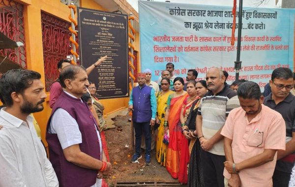 हटाए गए भूमिपूजन शिलालेख को दंतेश्वरी मंदिर के सामने लगाया