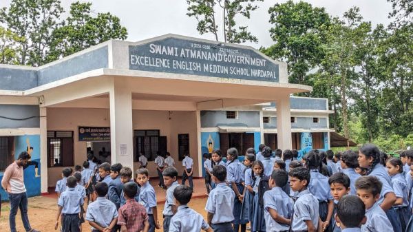 कभी स्कूल जाने करना होता था मिलों का सफर, अब स्कूल स्वयं आया गांव तक