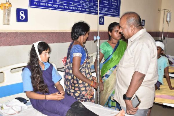 छत्तीसगढ़ी ओलंपिक से लौट रहे स्कूली बच्चों का वाहन दुर्घटनाग्रस्त