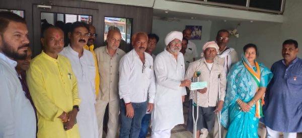 होरा ने कांग्रेस कार्यकर्ता को दी आर्थिक मदद