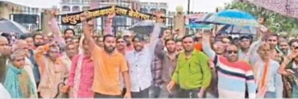 टैक्स का डर, मनरेगा से काम नहीं मिलेगा,  साहब.. नगर पंचायत में शामिल मत करो