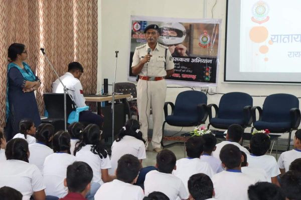 गुरुकुल स्कूल में बच्चों ने ली ट्रैफिक नियमों के पालन करने की शपथ  