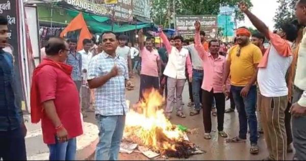 मेवात हिंसा के विरोध में पुतला फूंका